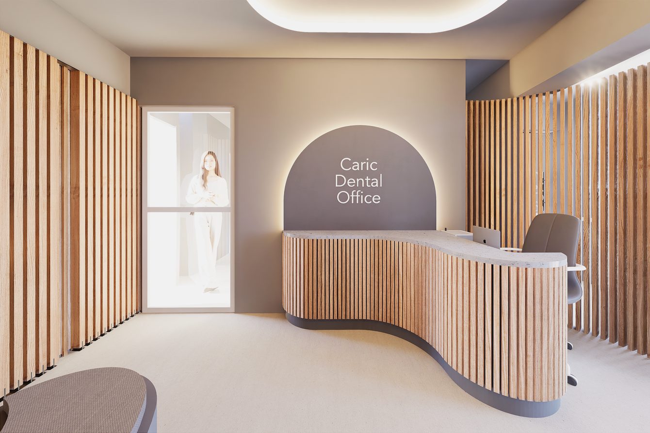 Clínica dental con iluminación LED perimetral y maderas claras