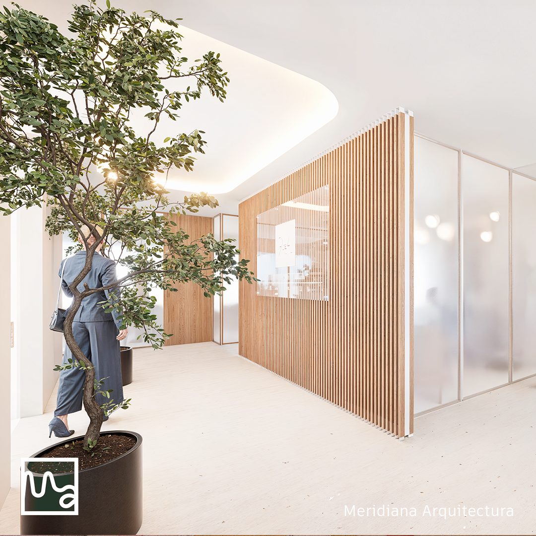 Recepción de clínica dental con listones de madera y árbol interior