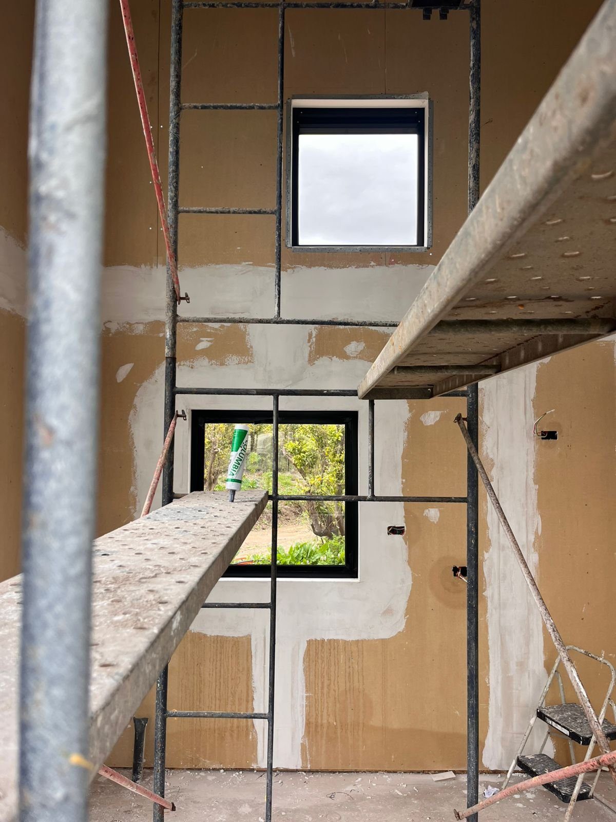 Obra en construcción con las especialidades coordinadas en terreno